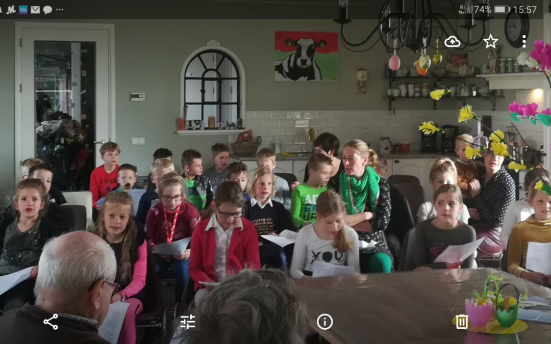Groep 5/6 Van de school met de Bijbel kwam voor ons zingen.